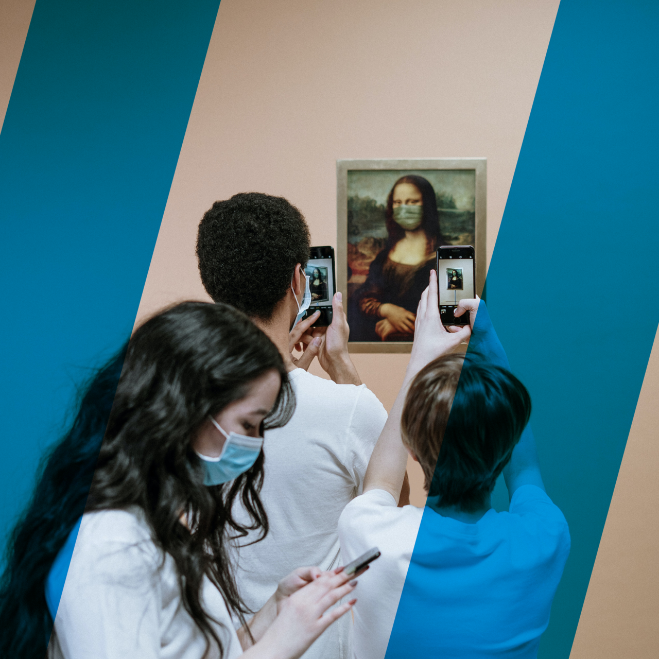 Drei Jugendlich mit Atemschutzmaske fotografieren die Mona Lisa mit ihrem Smartphone